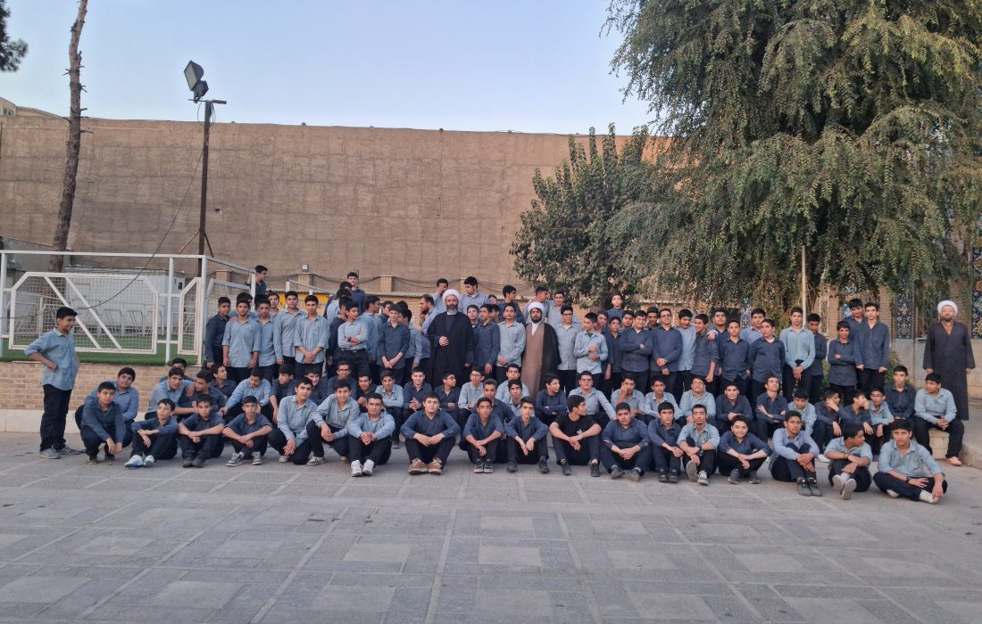 حضور دانش آموزان مدرسه حکمت در حوزه علمیه حضرت عبدالعظیم علیه السلام بهمراه مسئولین مجتمع حکمت